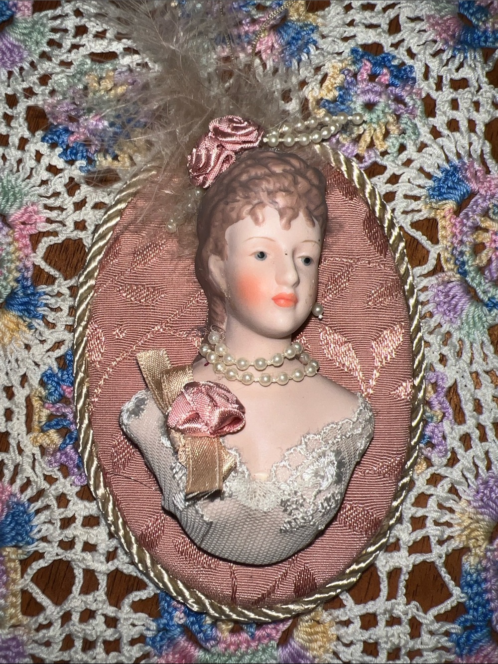 Vtg Victorian-Style Pink Porcelain Cameo ornament with faux Pearls